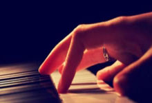 记者：英超将在周末足总杯后决定本赛季是否用半自动越位技术.